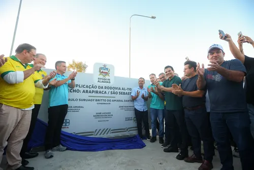 
				Ao lado de Luciano e Nezinho, Paulo entrega duplicação da AL-110 e destaca avanços em infraestrutura, segurança e educação
			
			