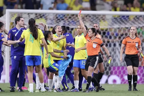 
				Arthur Elias detona arbitragem após derrota para os EUA: 'Nunca fui tão desrespeitado'
			
			