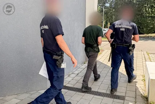
				Auxiliar de enfermagem é preso por furtar restos humanos e consumi-los
			
			