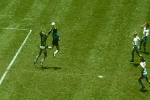 
				Bola da "Mão de Deus" de Maradona vai a leilão por R$ 13 milhões
			
			