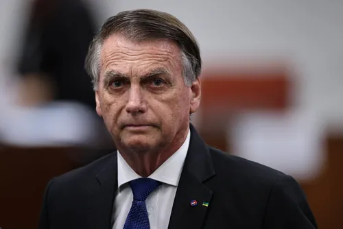 
				Bolsonaro disse que não podia ficar desarmado: 'Tinha 3 mulheres em casa'
			
			