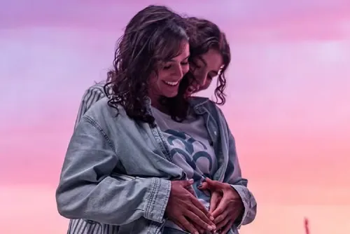 
				Bruna Marquezine e Alanis Guillen posam grudadas e trocam carinho em foto
			
			