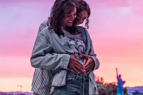 
				Bruna Marquezine e Alanis Guillen posam grudadas e trocam carinho em foto
			
			