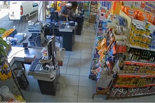 
				Câmeras de segurança mostram ação de suspeito de chacina com quatro mortos
			
			