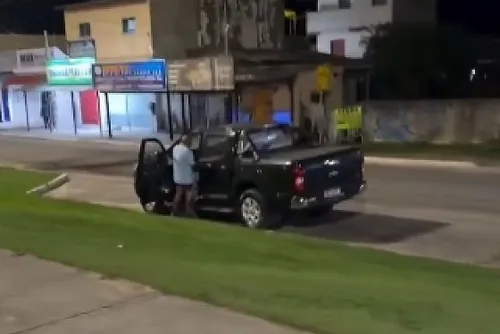 
				Casal é flagrado fazendo sexo em via pública e vira assunto entre moradores
			
			