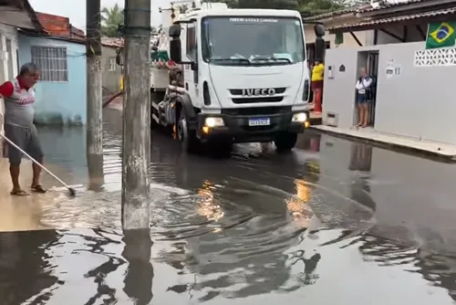 
				Chuvas fortes deixam ruas alagadas e invadem casas no Prado
			
			