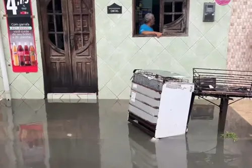 
				Chuvas fortes deixam ruas alagadas e invadem casas no Prado
			
			