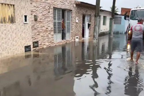 
				Chuvas fortes deixam ruas alagadas e invadem casas no Prado
			
			
