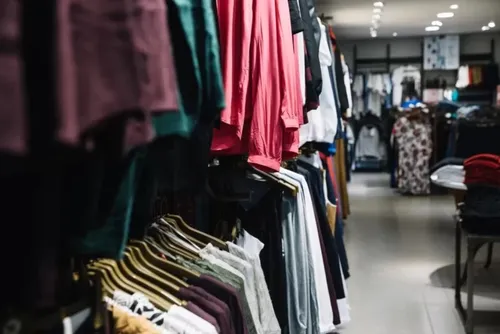 
				Cliente prova 5 roupas em shopping, devolve 4 e leva 1 sem pagar
			
			