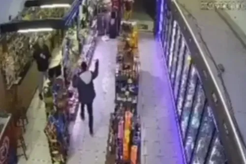 
				Cliente se irrita com preço de cerveja e tenta matar dono de loja
			
			