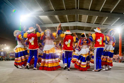 
				Coco de Roda Reviver transforma bastidores em homenagem à cultura popular no Forró & Folia
			
			