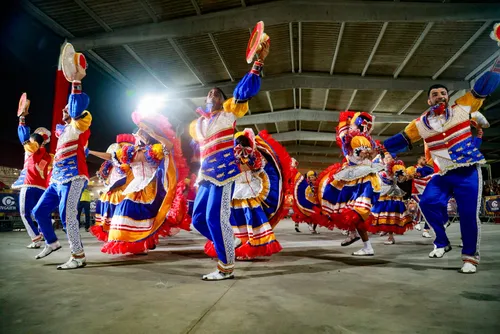 
				Coco de Roda Reviver transforma bastidores em homenagem à cultura popular no Forró & Folia
			
			