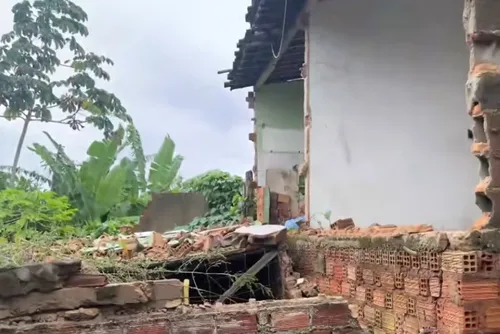 
				Com chuvas, imóvel interditado ameaça desabar sobre casas no bairro Petrópolis
			
			
