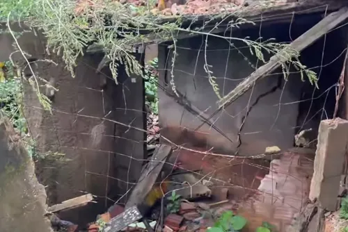 
				Com chuvas, imóvel interditado ameaça desabar sobre casas no bairro Petrópolis
			
			