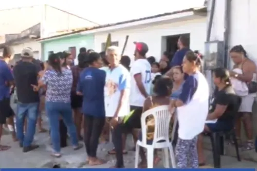 
				Comoção marca sepultamento de criança morta após ser jogada em piscina
			
			