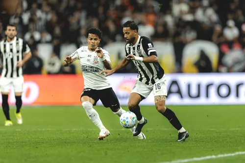 
				Corinthians marca no fim e vence o Atlético-MG pelo Brasileirão
			
			