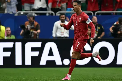 
				Cristiano Ronaldo deixa Messi para trás e entra para a história da Copa do Mundo
			
			