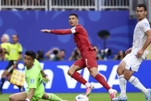 
				Cristiano Ronaldo desencanta, e Portugal goleia o Uzbequistão na Copa
			
			