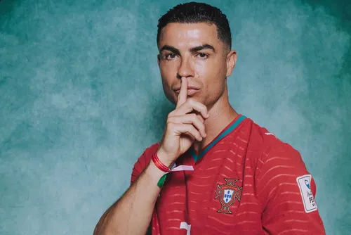 
				Cristiano Ronaldo se torna 1º jogador a marcar em seis Copas do Mundo
			
			