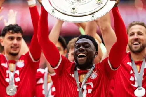 
				De campo de refugiados à elite do futebol: conheça Alphonso Davies, estrela canadense
			
			