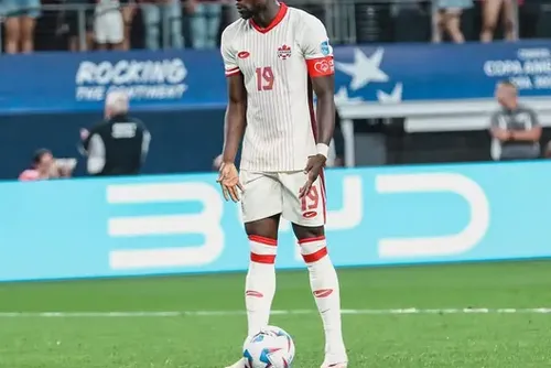 
				De campo de refugiados à elite do futebol: conheça Alphonso Davies, estrela canadense
			
			