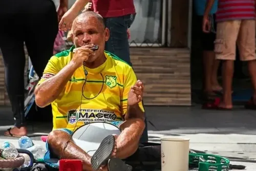 
				De menino rejeitado à inspiração de uma quadrilha: conheça a história do 'Ceguinho do Centro'
			
			
