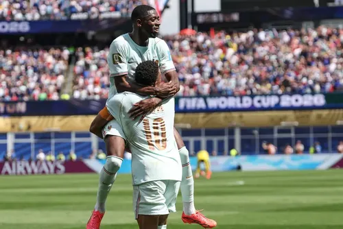 
				Dembélé brilha com hat-trick, e França joga Noruega no caminho do Brasil
			
			