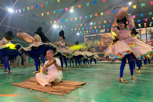 
				Quatro quadrilhas levaram cultura, história e emoção ao tablado do Forró & Folia 2026
			
			