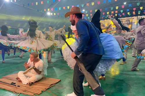 
				'Cego também tem vez': emoção de Edmilson marca título da Sanfona do Rei no Forró & Folia 2026
			
			