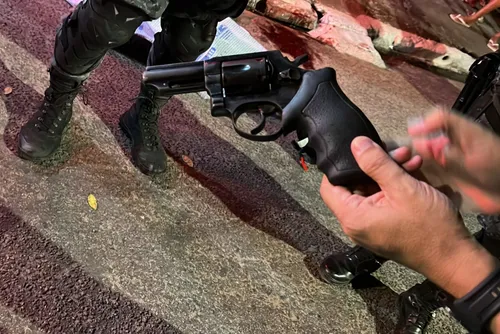 
				Empresário morre após atentado a tiros em Arapiraca; suspeito foi morto por policial à paisana
			
			