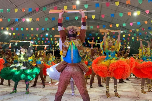 
				Entre a fé e a coragem: Canarraiá resgata memória da Guerra de Canudos no Forró & Folia
			
			