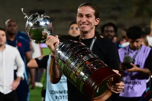 
				Filipe Luís é sondado por gigante do futebol alemão
			
			