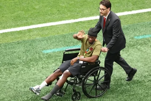 
				Fora da Copa, Koné é aplaudido por torcedores antes de Suíça x Canadá
			
			