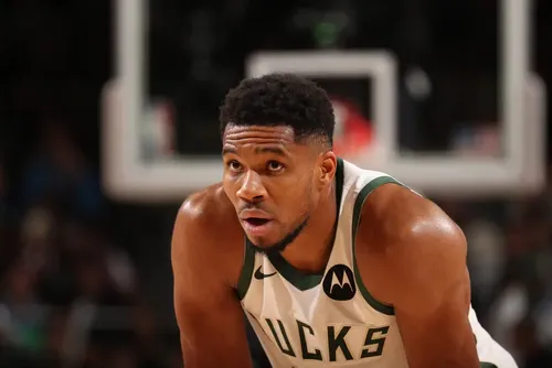 
				Giannis Antetokounmpo deixa o Bucks e tem novo time na NBA
			
			