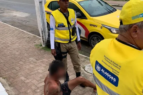
				Homem é preso após adolescente denunciar importunação sexual na Praia do Francês
			
			