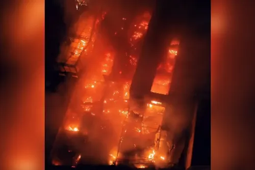 
				Incêndio atinge imóveis comerciais no centro histórico do Recife
			
			
