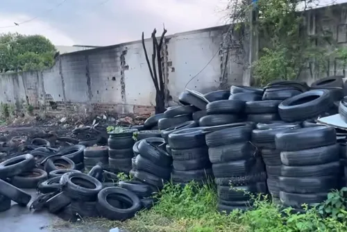 
				Incêndio em depósito de pneus provoca transtornos e deixa moradores sem energia
			
			