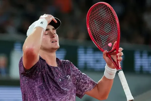 
				João Fonseca sente desconforto e desiste do ATP de Eastbourne
			
			