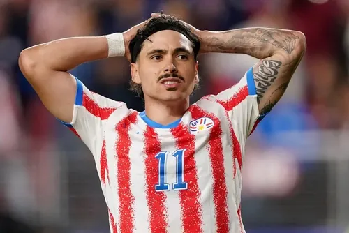
				Jogadores paraguaios 'culpam' treinador por empate sem gols na Copa
			
			