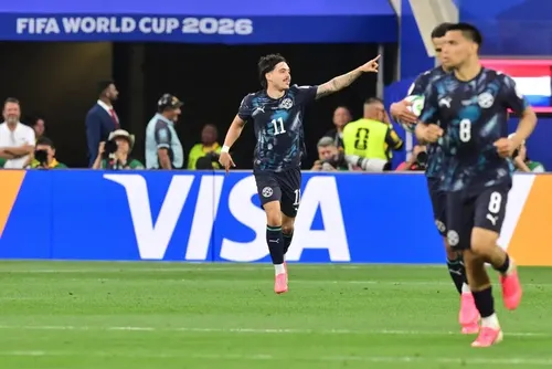 
				Jogadores paraguaios 'culpam' treinador por empate sem gols na Copa
			
			