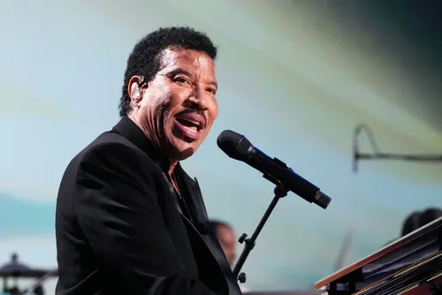 
				Lionel Richie brincou com o público antes de passar mal e deixar show
			
			