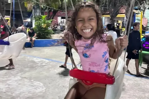 
				Mãe diz que mandou criança morta no RJ se esconder em closet: "Ela deve ter saído"
			
			