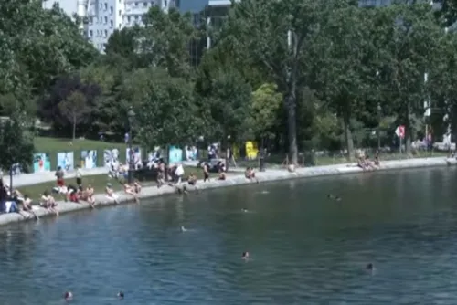 
				Moradores de Paris pulam em canal para fugir de onda de calor
			
			