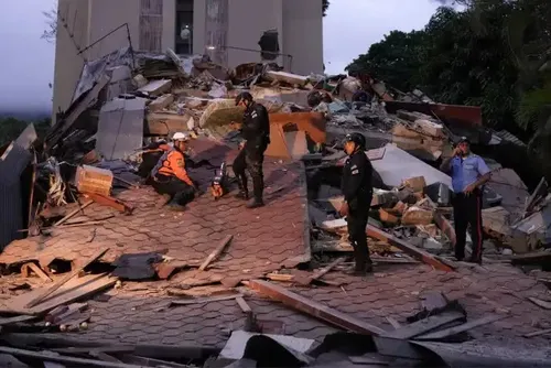 
				Mortos em terremotos na Venezuela sobem para ao menos 920
			
			