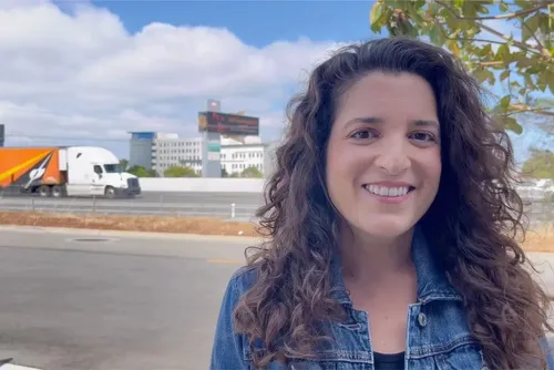 
				Mulher que alugou outdoor para achar marido engata namoro sério
			
			
