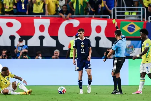 
				Neymar alcança 13 amarelos provocados em Copas desde estreia em 2014
			
			