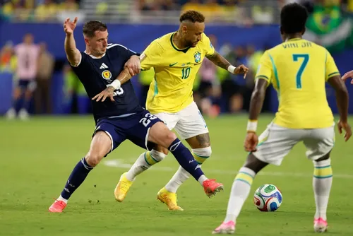 
				Neymar alcança 13 amarelos provocados em Copas desde estreia em 2014
			
			