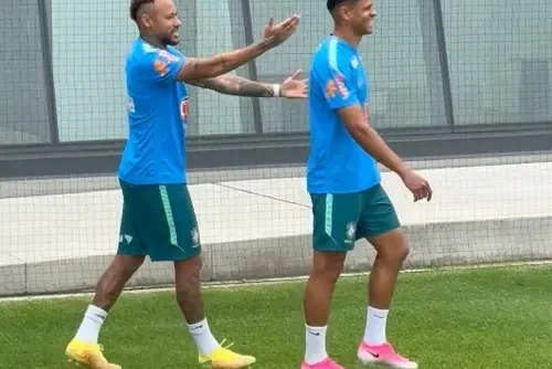 
				Neymar quebra protocolo, brinca com jornalistas e levanta astral em treino da Seleção
			
			