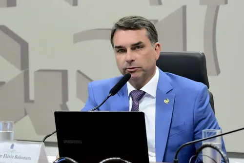 
				Após atrito com Michelle, Flávio anuncia plano "Brasil por Elas"
			
			