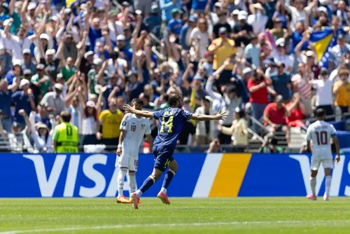 
				No sufoco, Bósnia se classifica pela primeira vez para o mata-mata
			
			